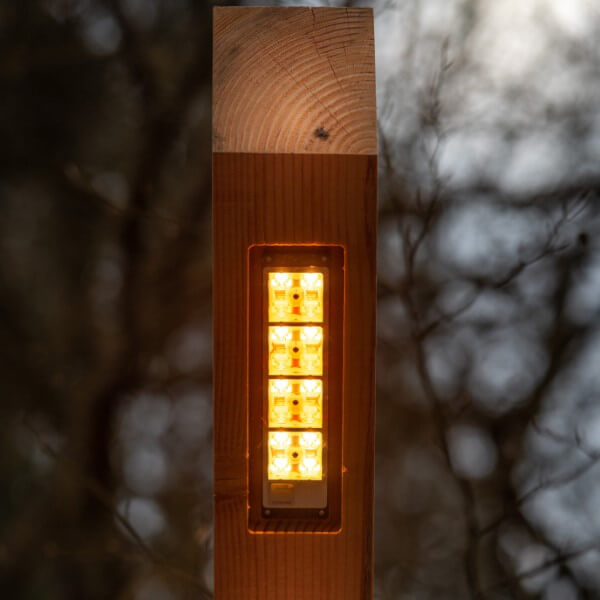 Holzmast Detail Ausleger mit LED-Modulen